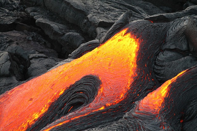 Volcan con lava